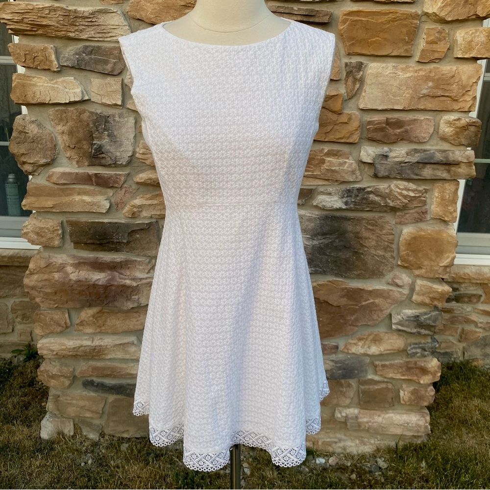Arthur Levine Tahari Sleeveless Dress - Picture 4 of 16